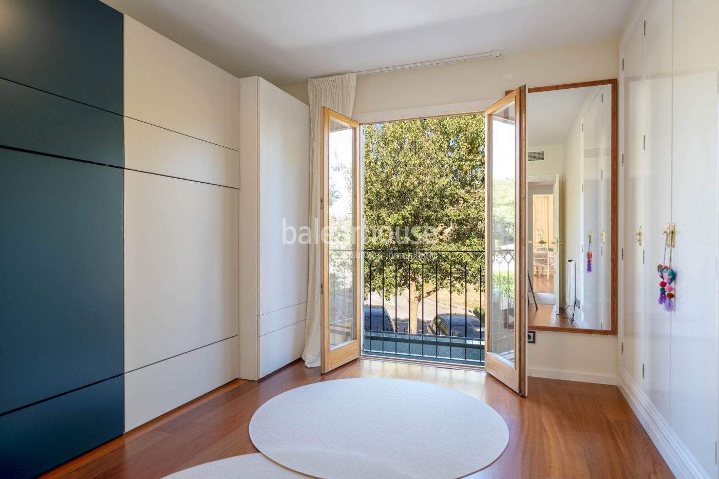 Large villa with modern light-filled spaces and extensive garden in the green lung of Palma.