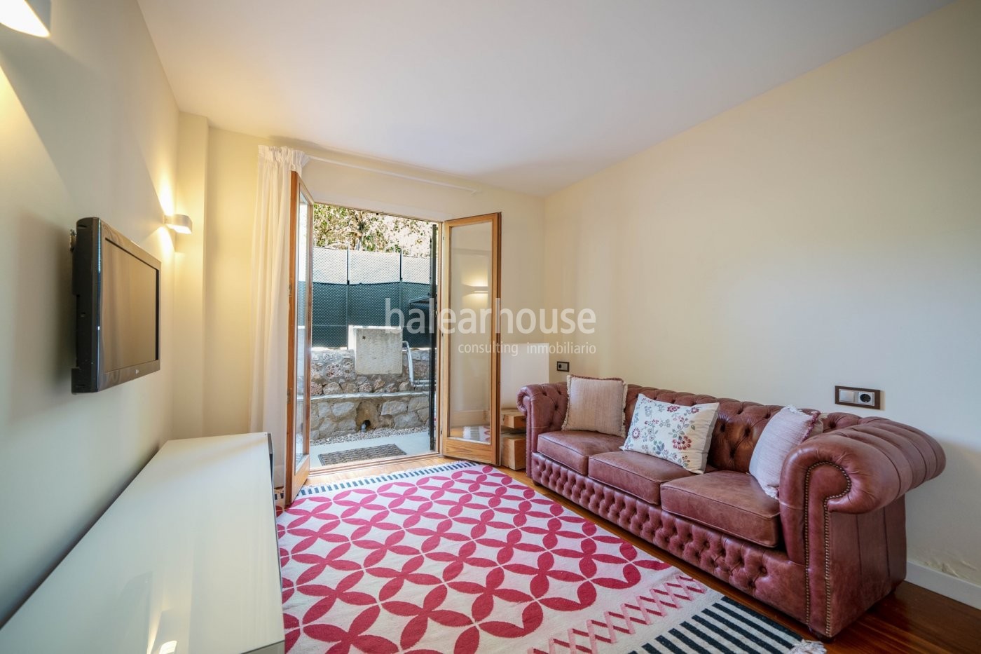 Große Villa mit modernen, lichtdurchfluteten Räumen und großem Garten in Palma.