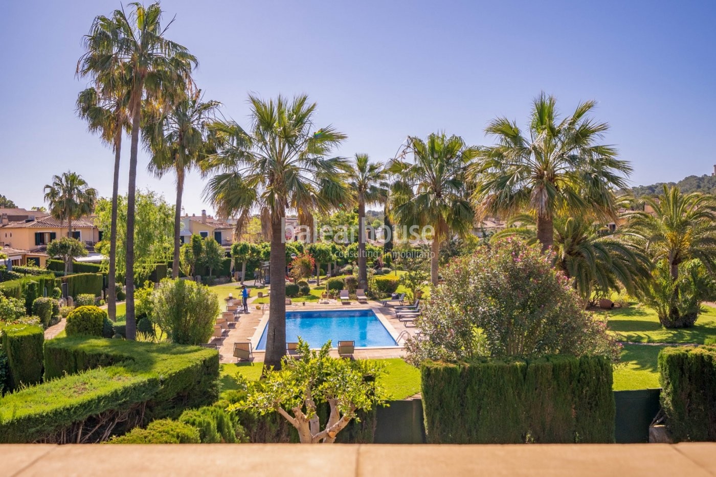 Große Villa mit modernen, lichtdurchfluteten Räumen und großem Garten in Palma.