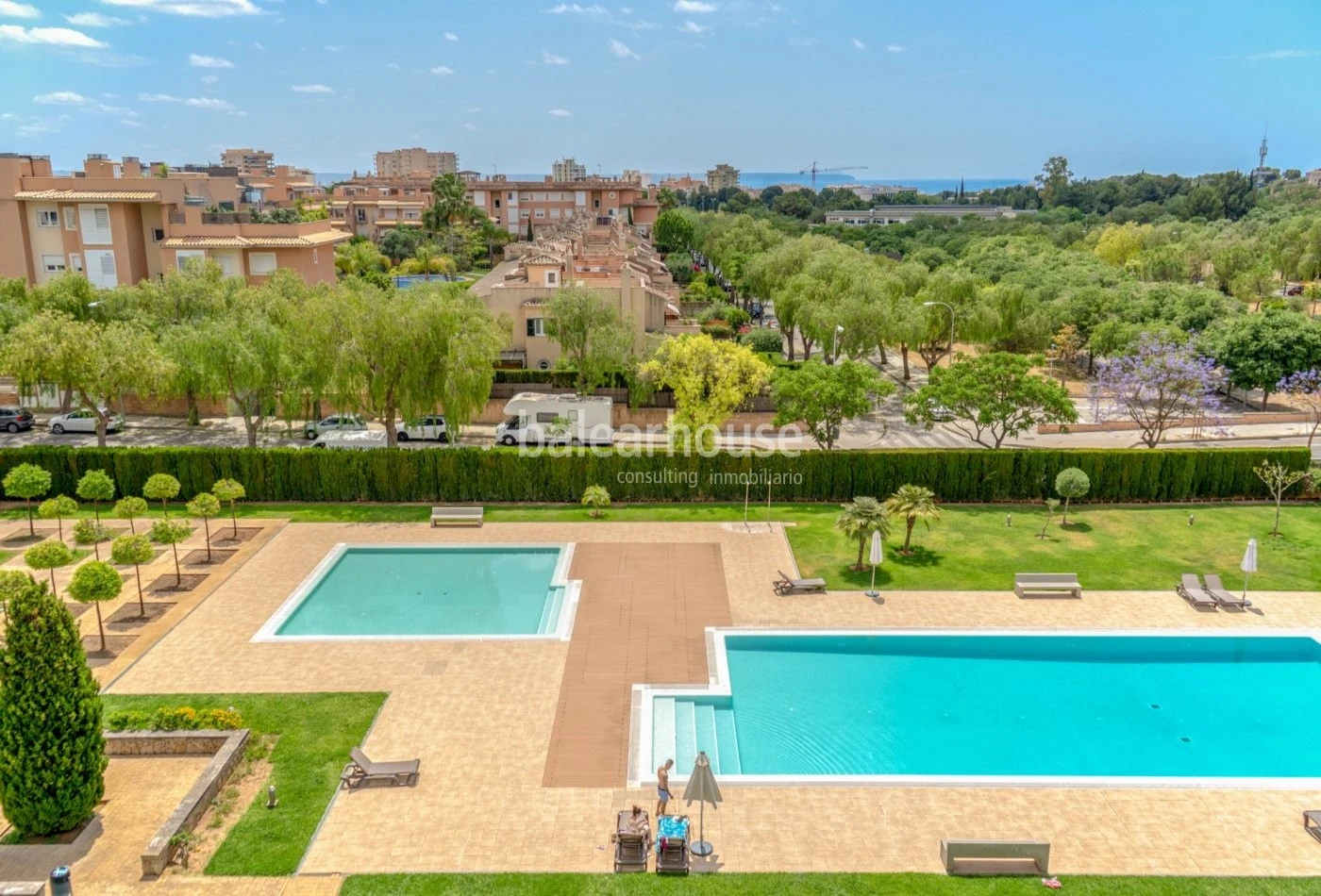 Modern penthouse with large private solarium and fantastic views that reach all the way to the sea.