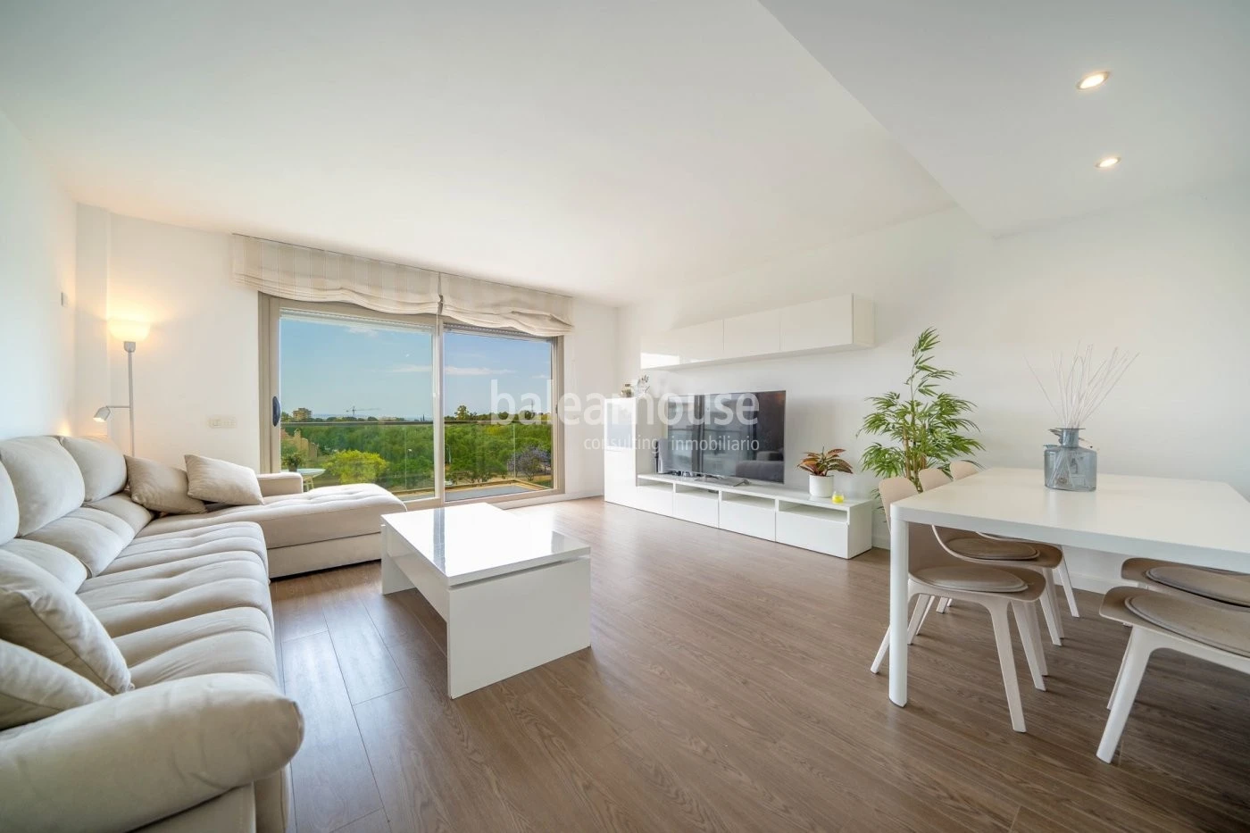 Modern penthouse with large private solarium and fantastic views that reach all the way to the sea.