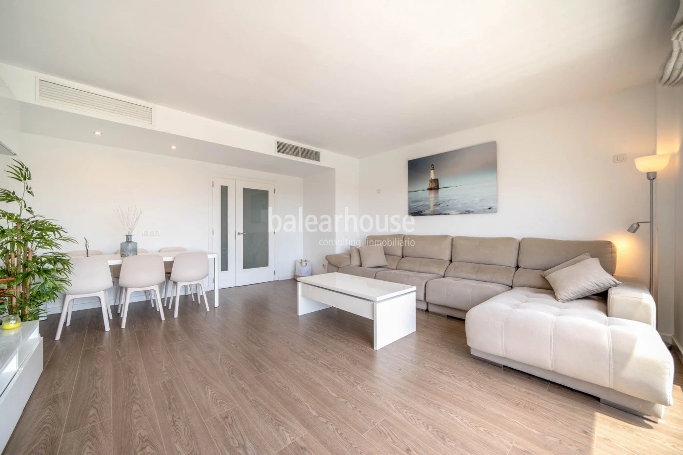 Modern penthouse with large private solarium and fantastic views that reach all the way to the sea.