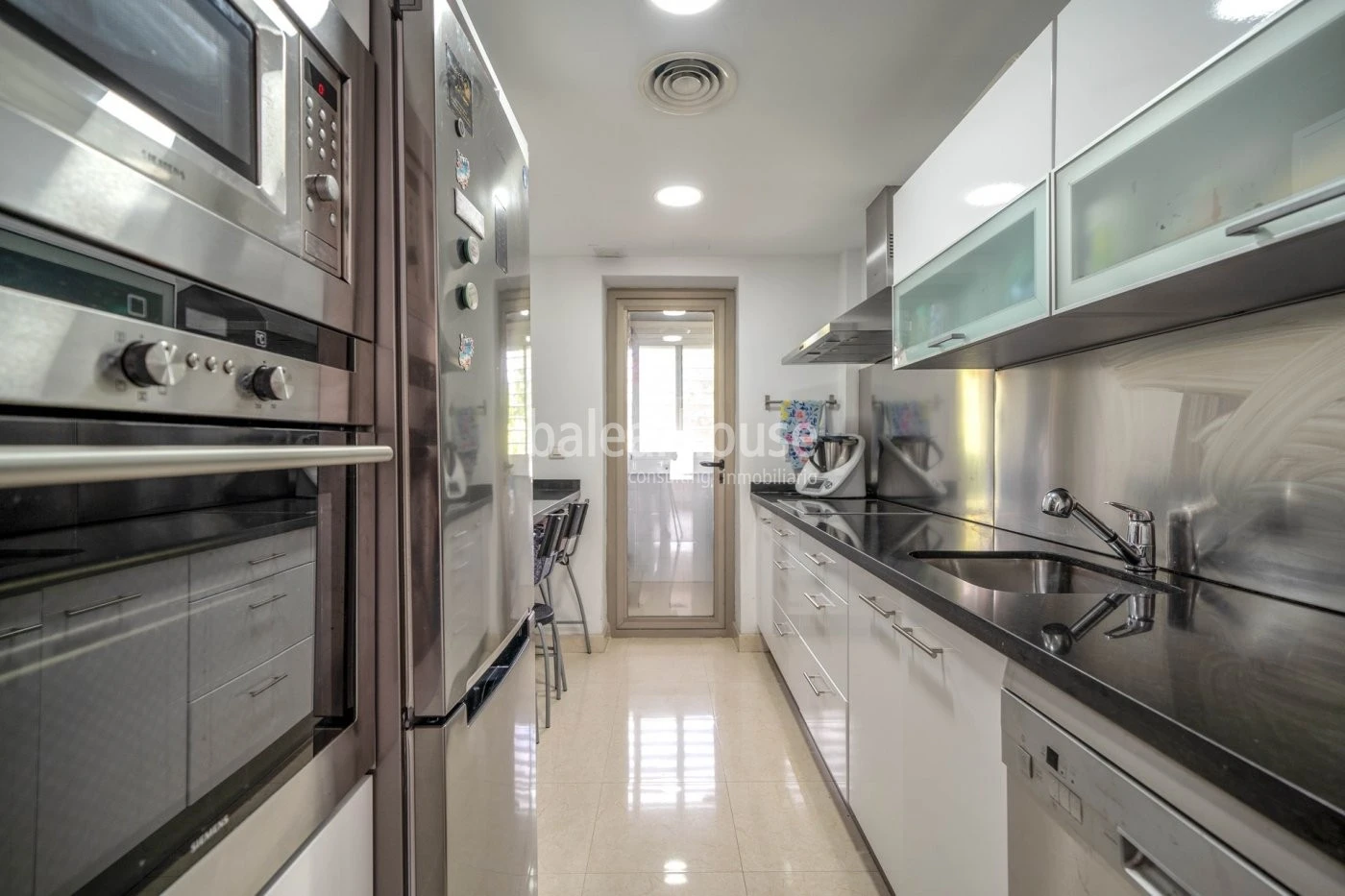 Modern penthouse with large private solarium and fantastic views that reach all the way to the sea.