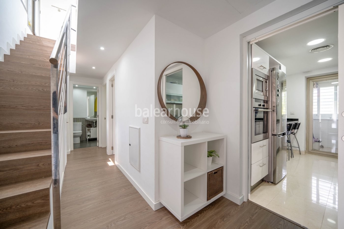 Modernes Penthouse mit großer privater Sonnenterrasse und einem Blick, der bis zum Meer reicht.