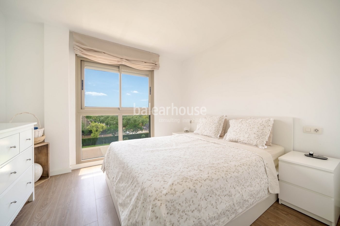 Modernes Penthouse mit großer privater Sonnenterrasse und einem Blick, der bis zum Meer reicht.