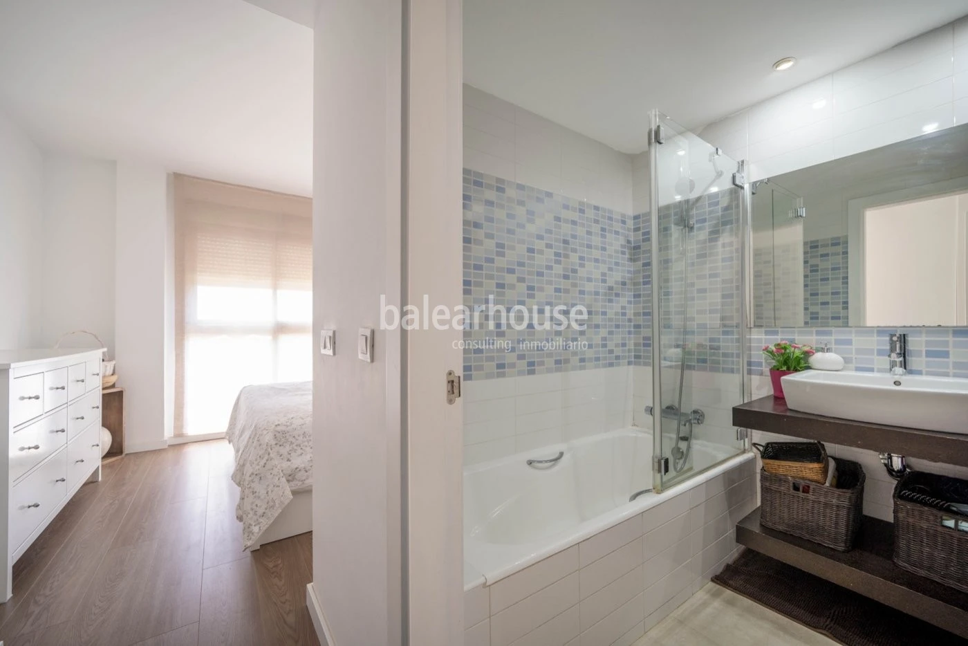 Modern penthouse with large private solarium and fantastic views that reach all the way to the sea.