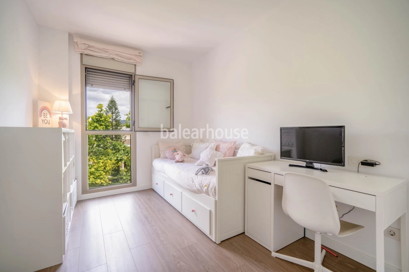 Modern penthouse with large private solarium and fantastic views that reach all the way to the sea.