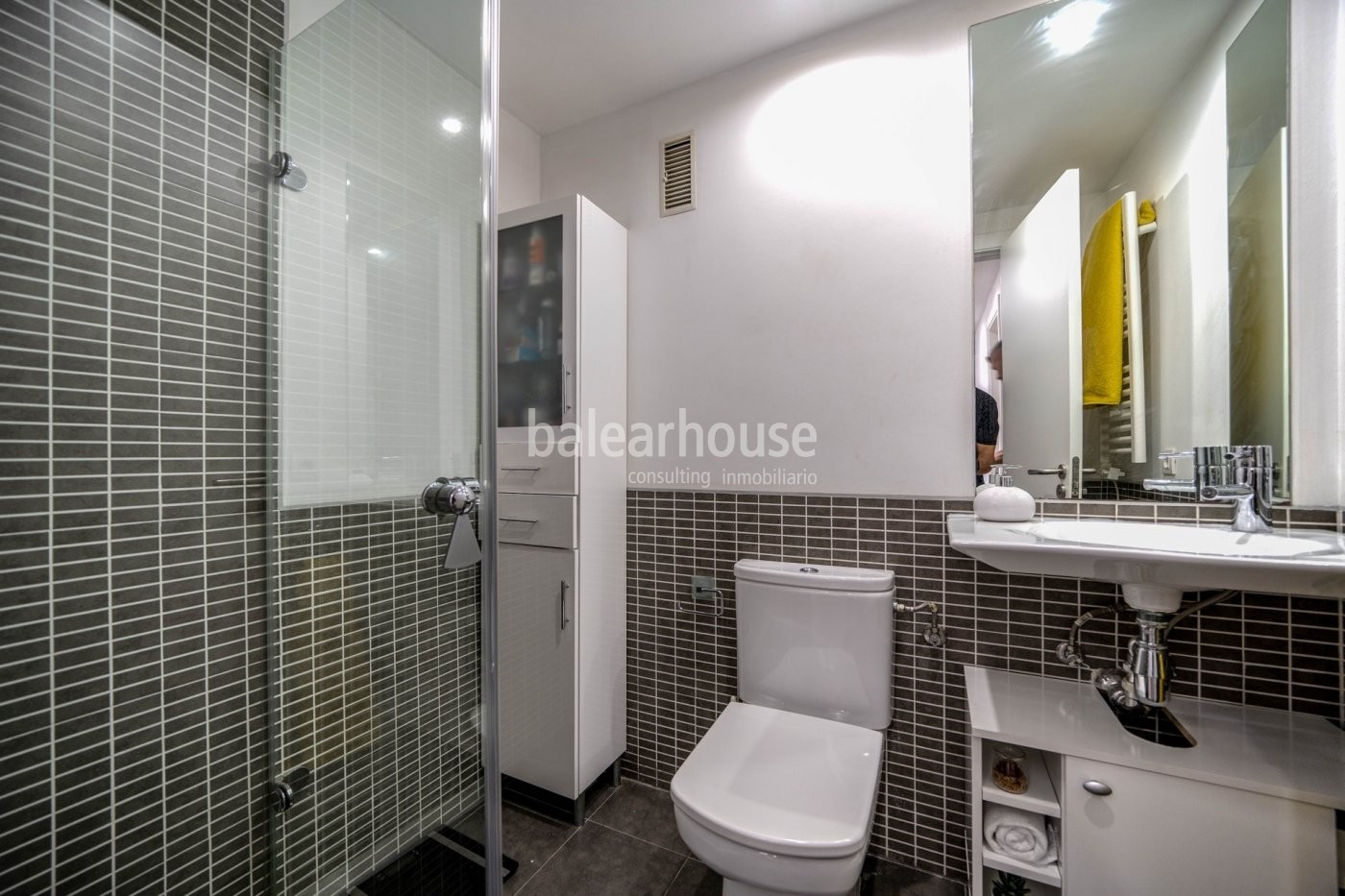 Modernes Penthouse mit großer privater Sonnenterrasse und einem Blick, der bis zum Meer reicht.