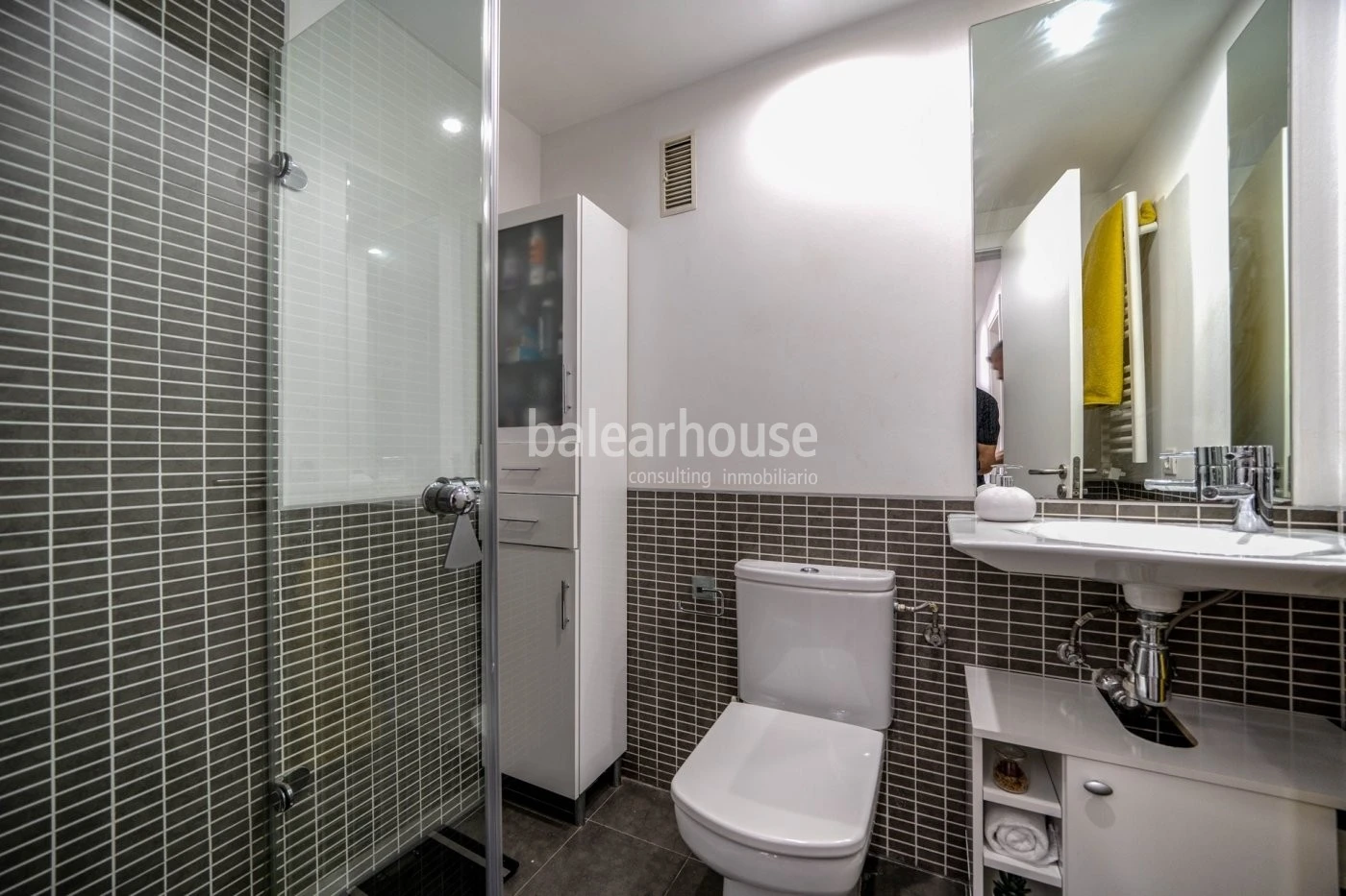 Modern penthouse with large private solarium and fantastic views that reach all the way to the sea.