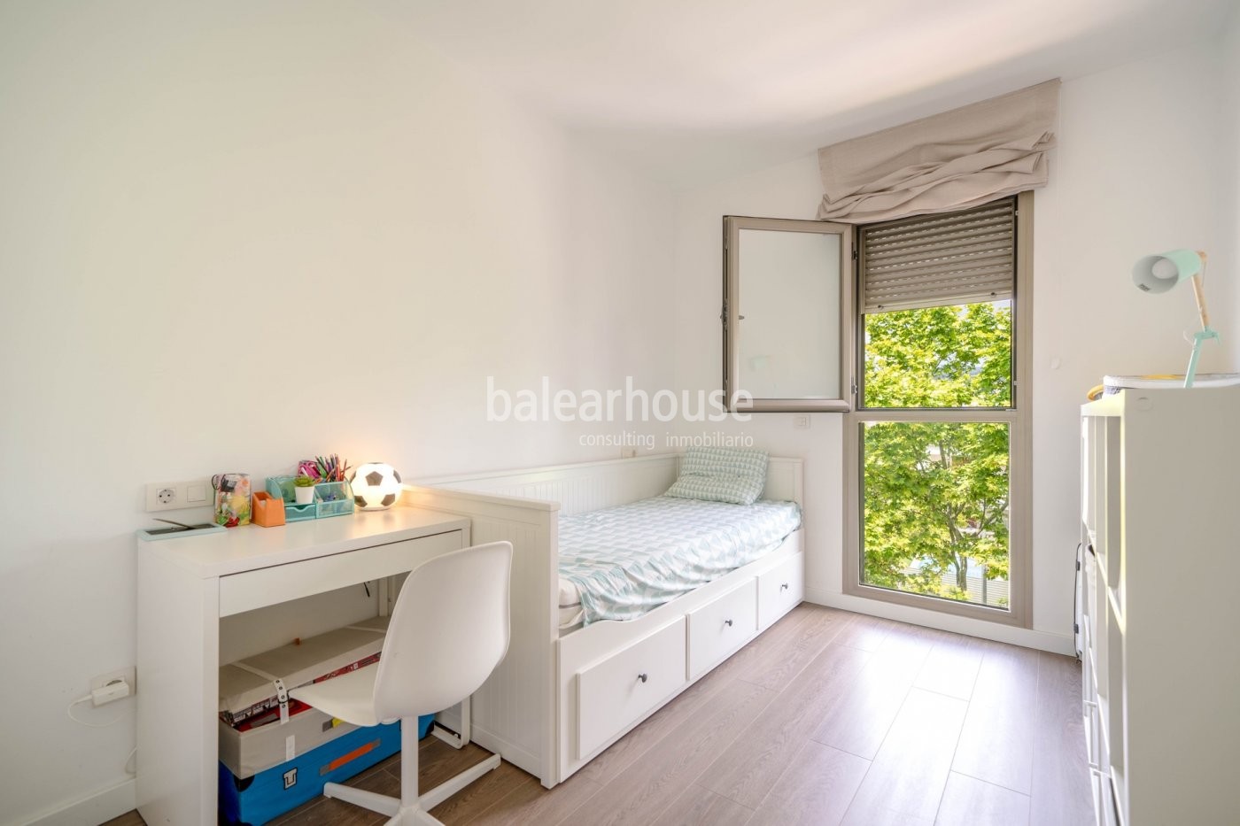 Modernes Penthouse mit großer privater Sonnenterrasse und einem Blick, der bis zum Meer reicht.