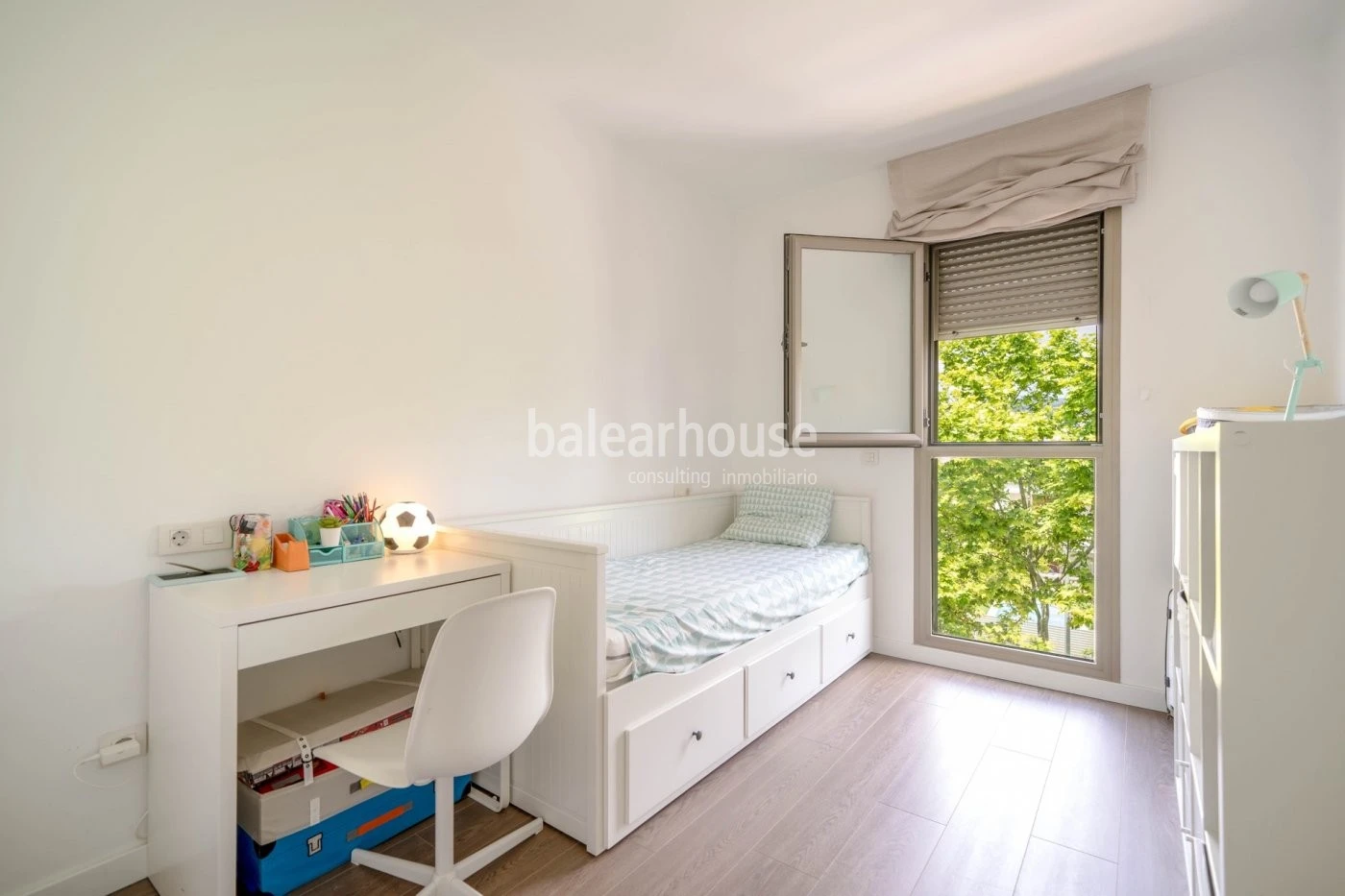 Modern penthouse with large private solarium and fantastic views that reach all the way to the sea.