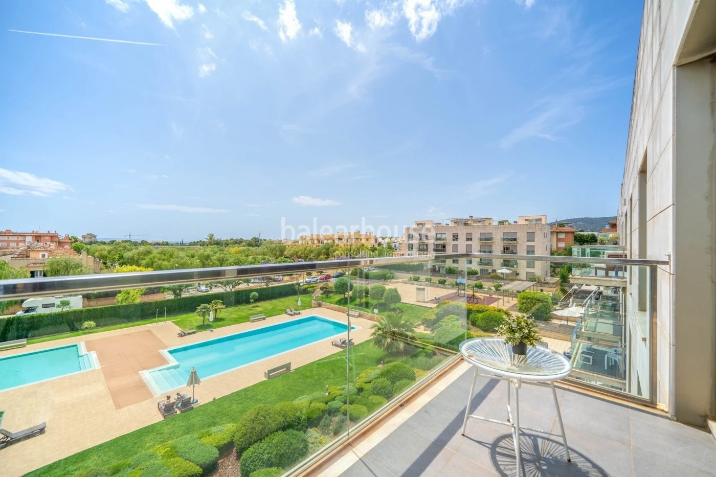 Modern penthouse with large private solarium and fantastic views that reach all the way to the sea.