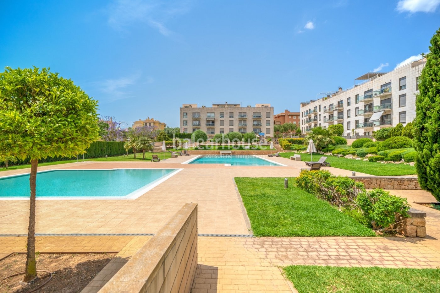 Modernes Penthouse mit großer privater Sonnenterrasse und einem Blick, der bis zum Meer reicht.