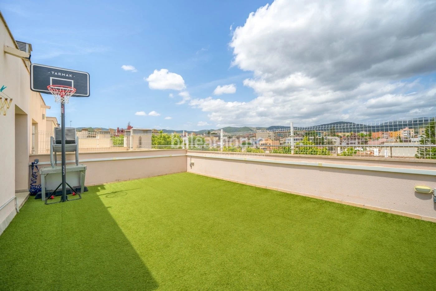Modern penthouse with large private solarium and fantastic views that reach all the way to the sea.