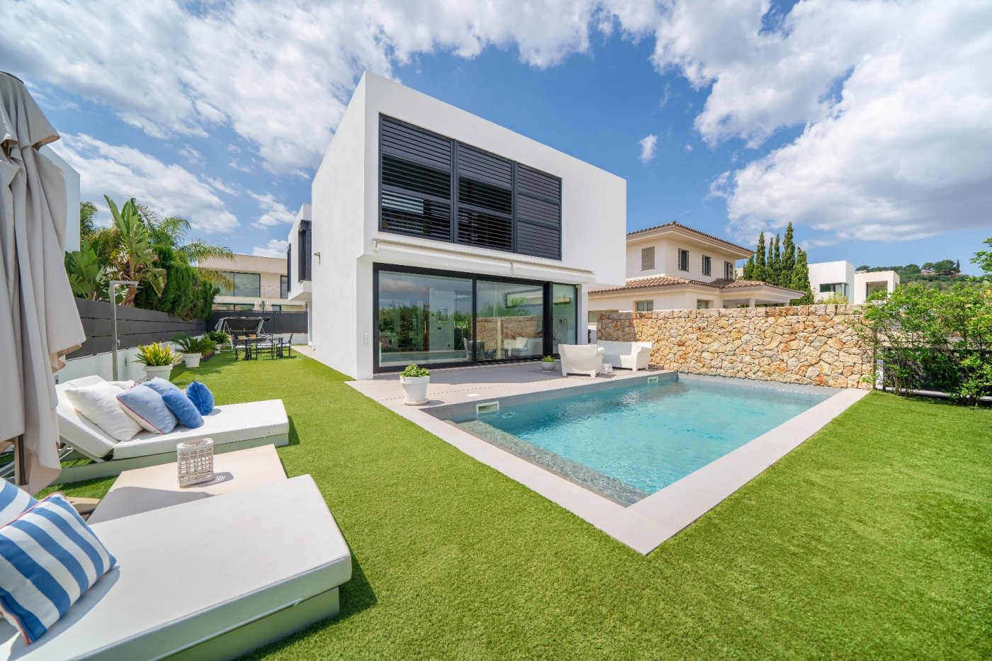 Moderne Villa mit Garten und Schwimmbad in einer grünen Gegend von Palma gelegen.