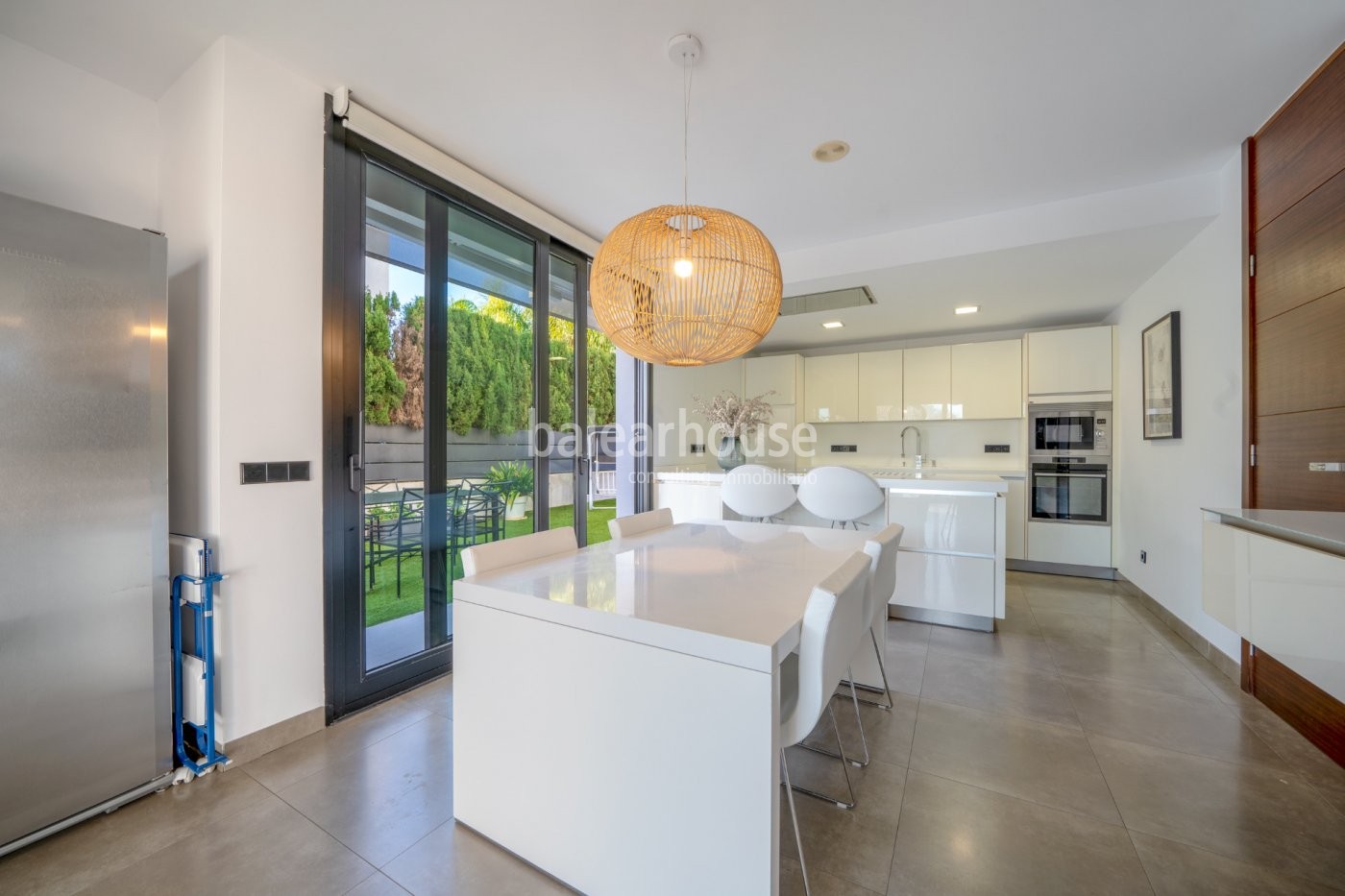 Excelente chalet luminoso y moderno con jardín y piscina ubicado en un entorno verde de Palma.