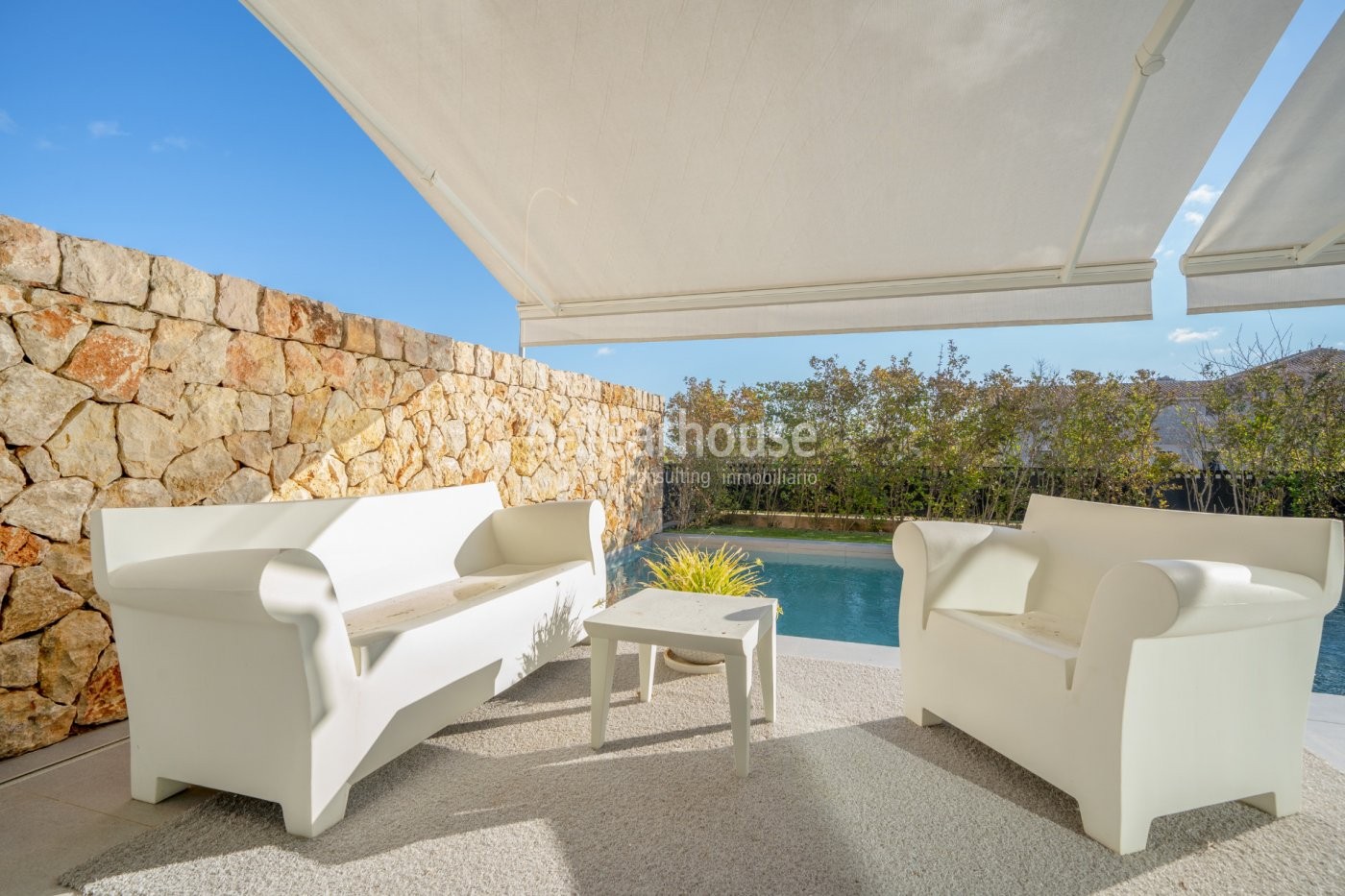 Bright and modern villa with garden and swimming pool located in a green area of Palma.