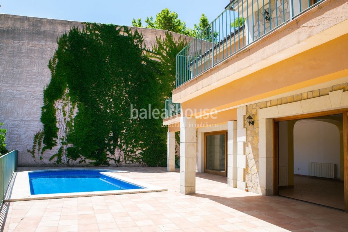 Paraíso de calma en medio de la frescura del verde paisaje de es Capdellà desde este bonito chalet.