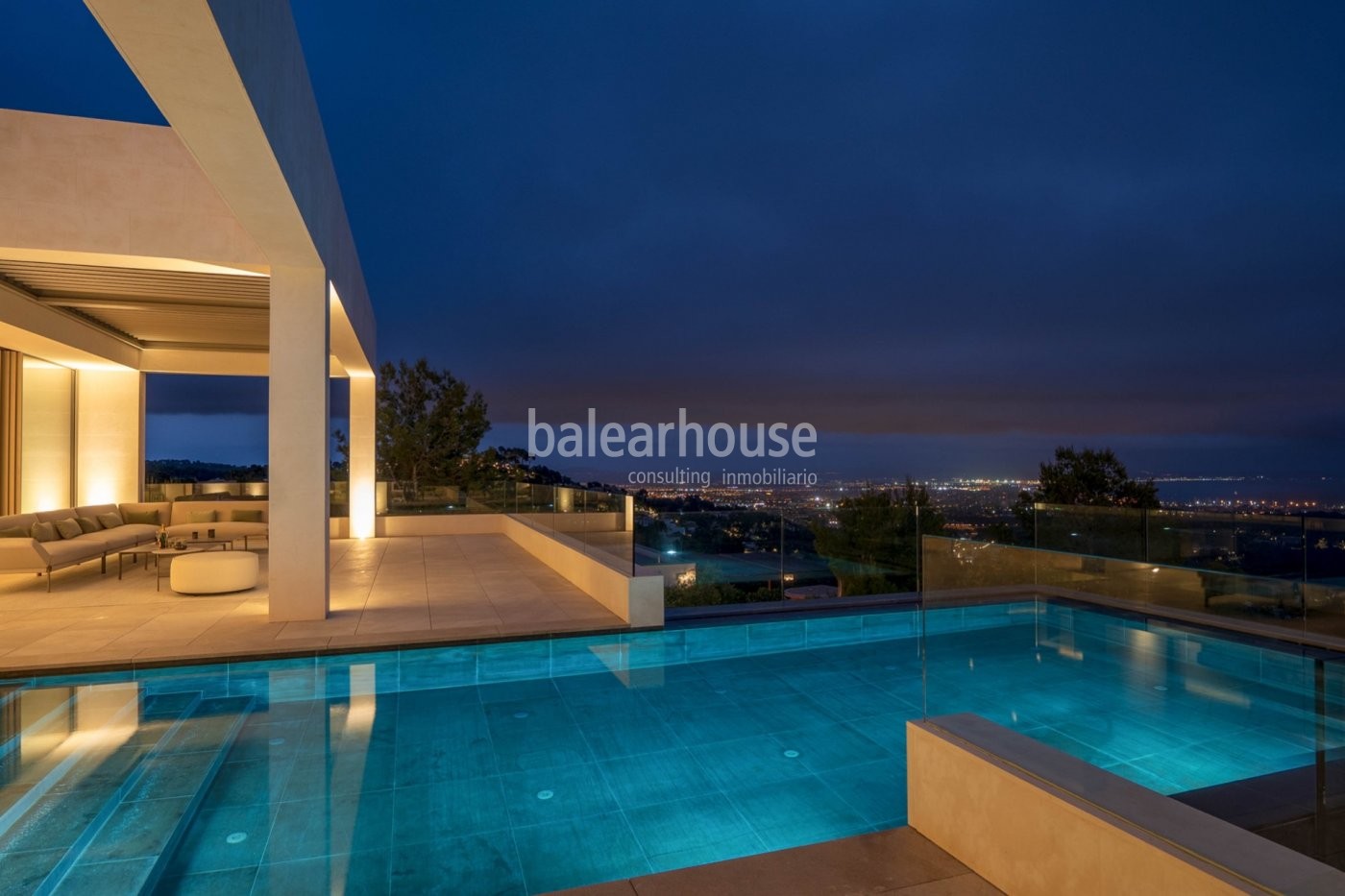 Vanguardia y diseño con impresionantes vistas al mar en esta villa de obra nueva en Son Vida.