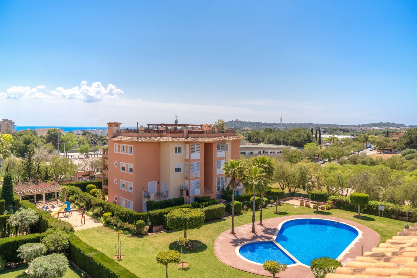 Großes Penthouse mit Terrassen, privatem Solarium und hoher Qualität in grüner Umgebung von Palma.