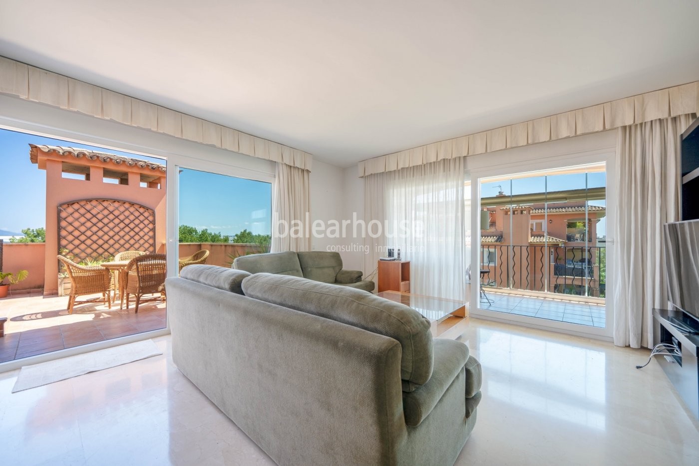 Large penthouse with terraces, private solarium and high qualities in green surroundings of Palma.