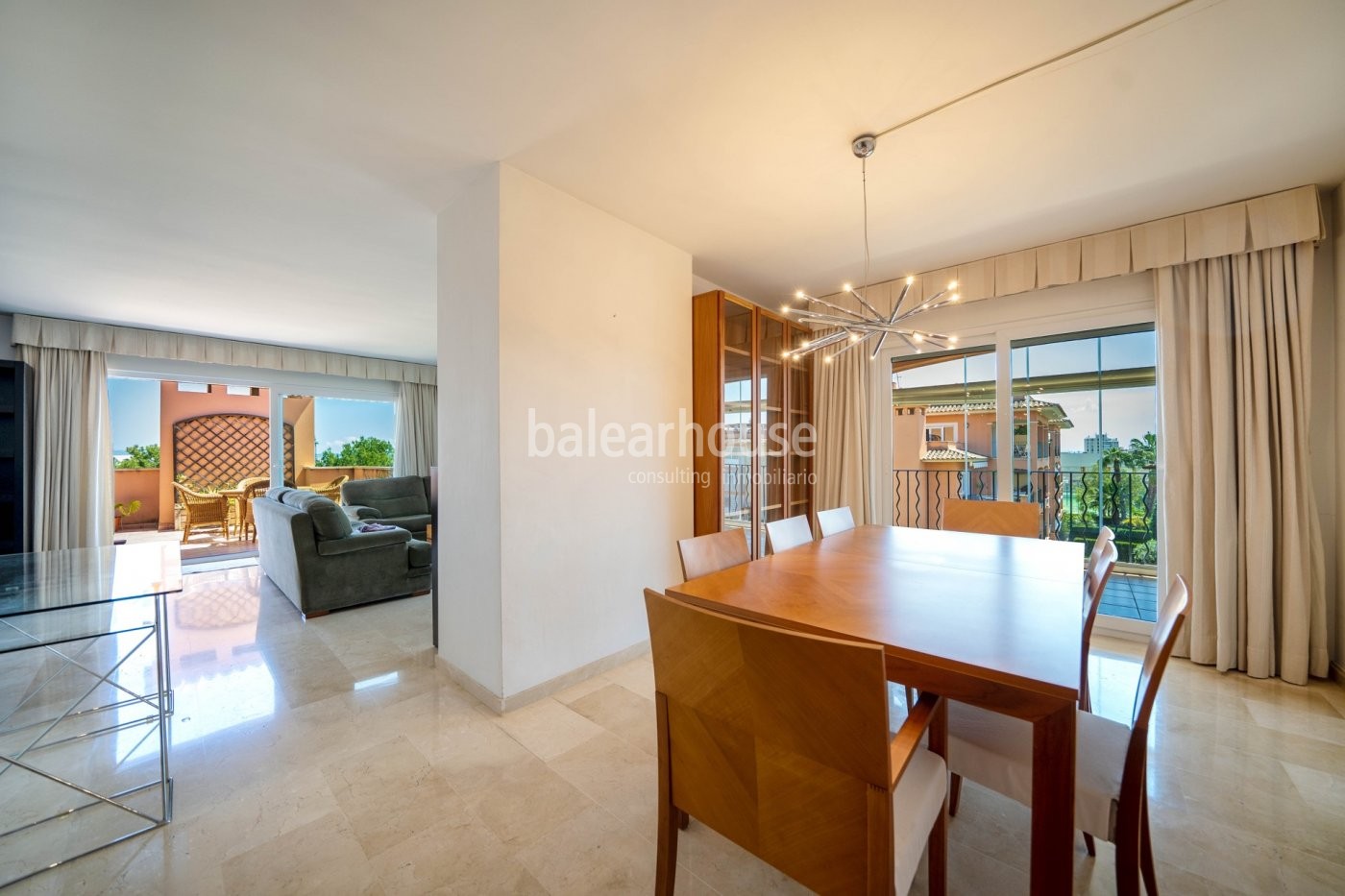 Large penthouse with terraces, private solarium and high qualities in green surroundings of Palma.