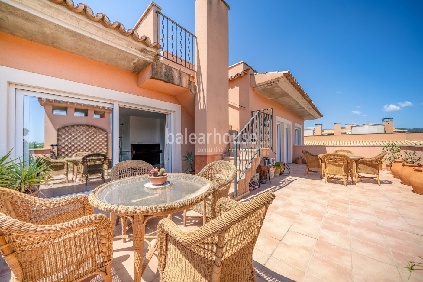Large penthouse with terraces, private solarium and high qualities in green surroundings of Palma.