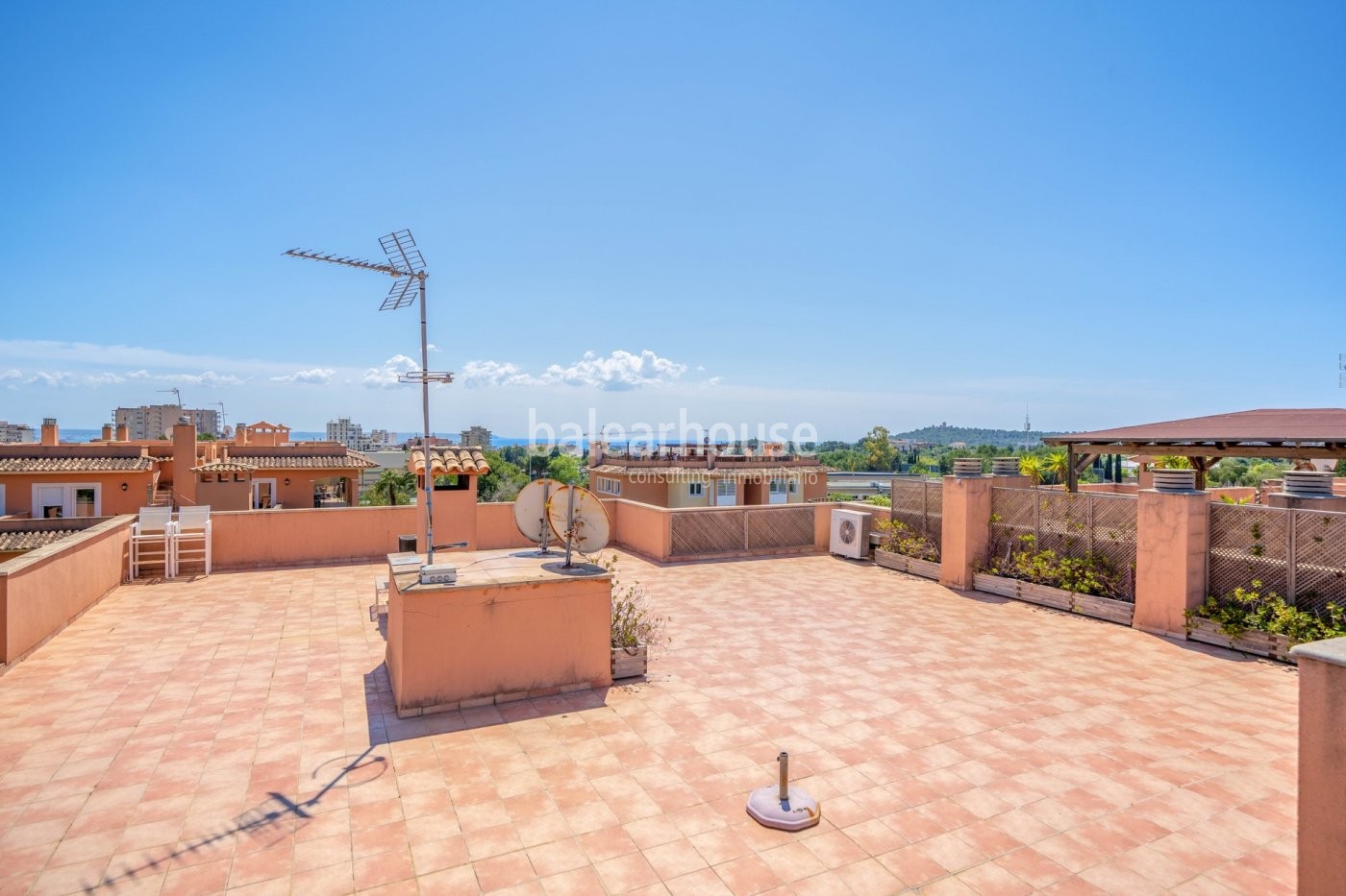 Large penthouse with terraces, private solarium and high qualities in green surroundings of Palma.
