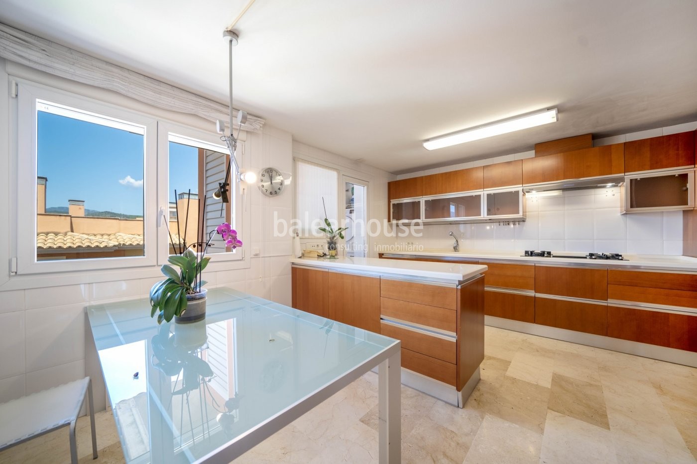 Large penthouse with terraces, private solarium and high qualities in green surroundings of Palma.