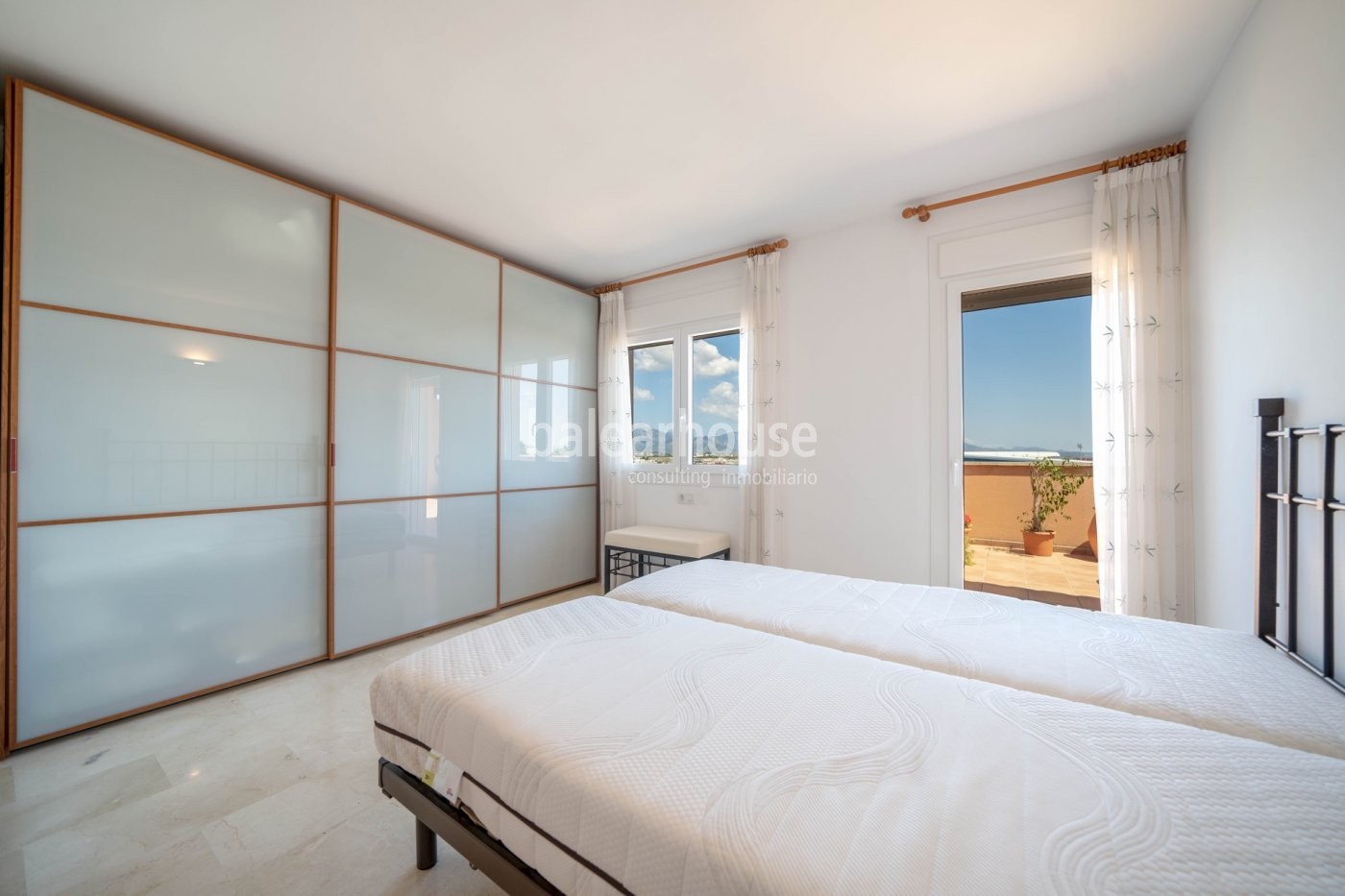 Large penthouse with terraces, private solarium and high qualities in green surroundings of Palma.