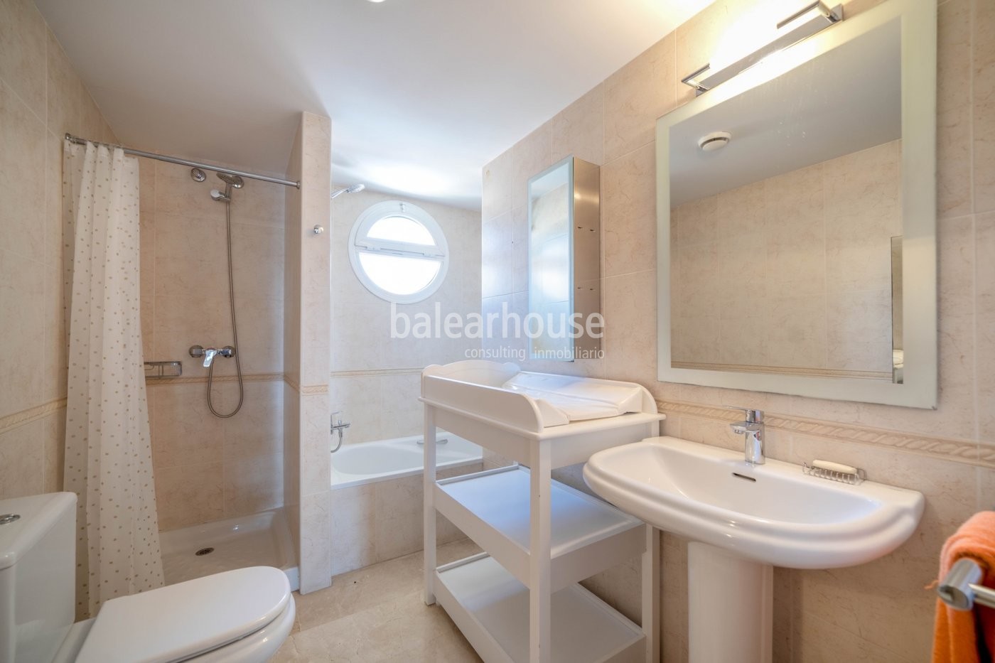 Large penthouse with terraces, private solarium and high qualities in green surroundings of Palma.