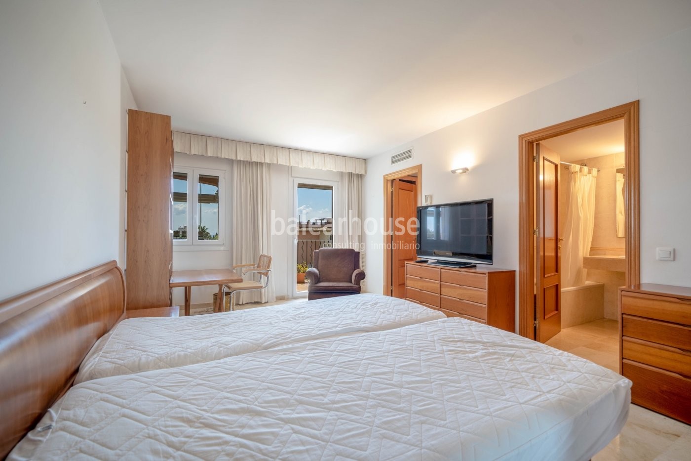 Large penthouse with terraces, private solarium and high qualities in green surroundings of Palma.