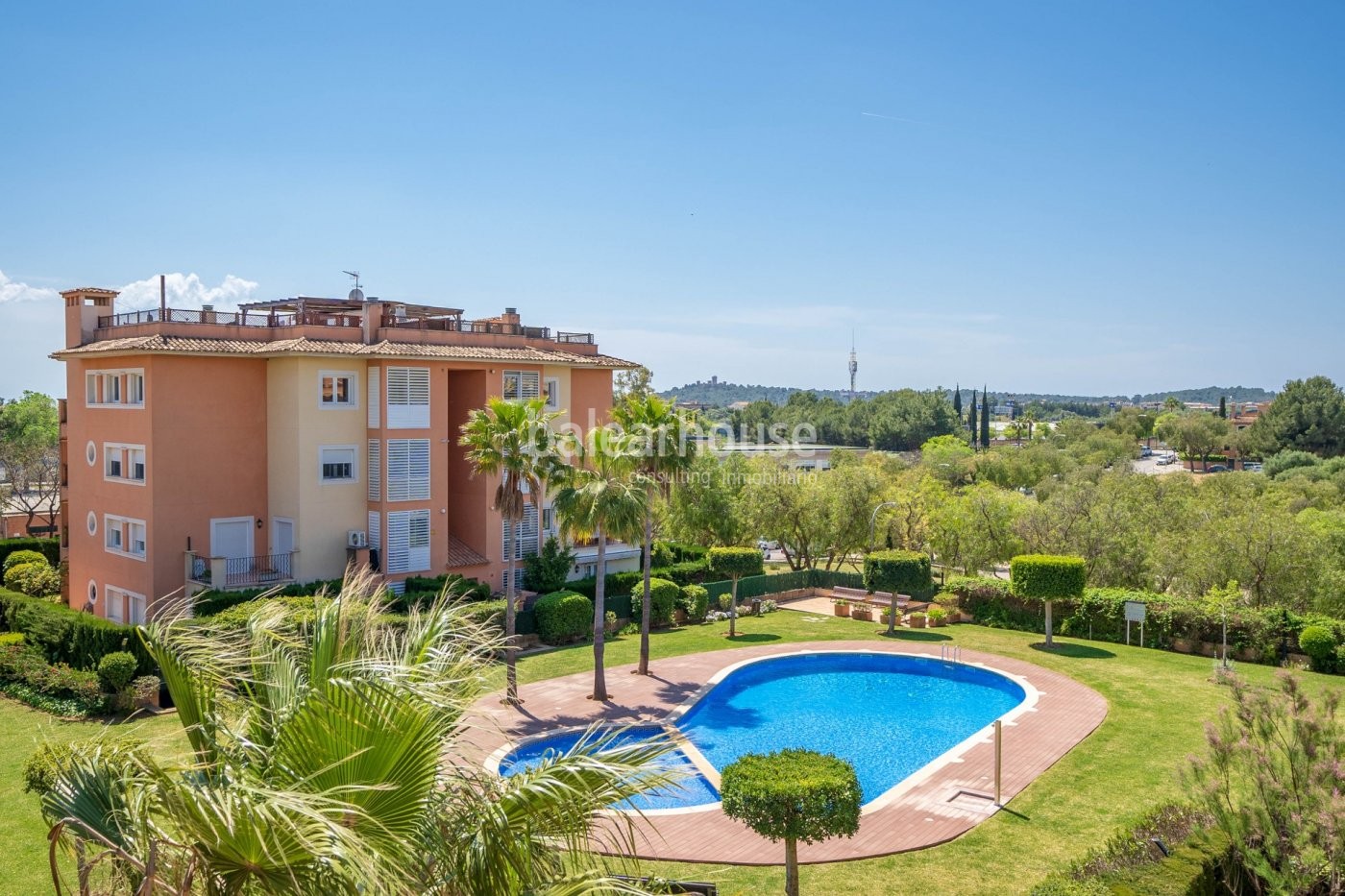 Large penthouse with terraces, private solarium and high qualities in green surroundings of Palma.