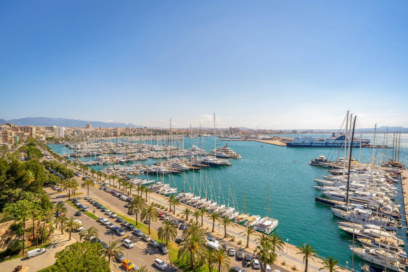 Penthouse in Paseo Marítimo with spectacular views of the sea, the port, the city and the Cathedral.