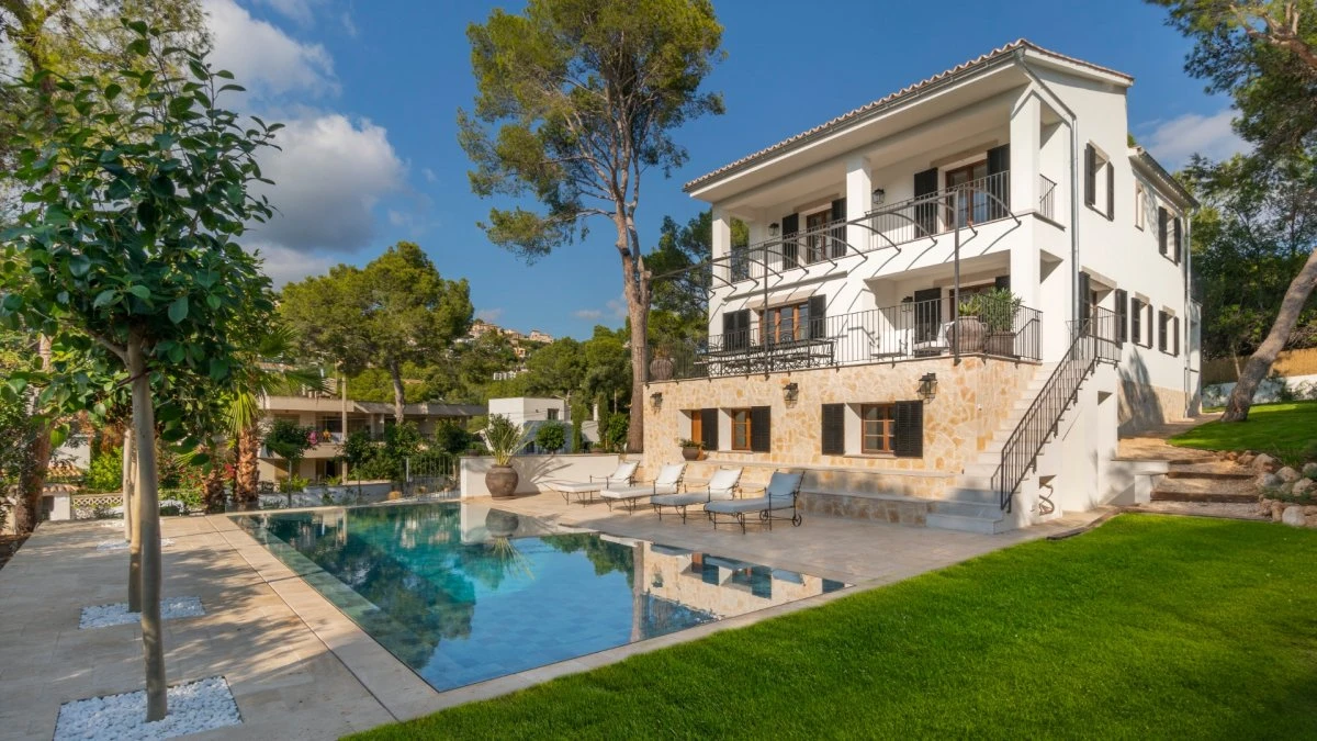 Elegant Mediterranean architecture for this house by the sea in the exclusive Bendinat area.