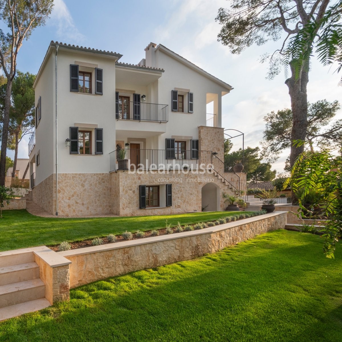 Elegant Mediterranean architecture for this house by the sea in the exclusive Bendinat area.