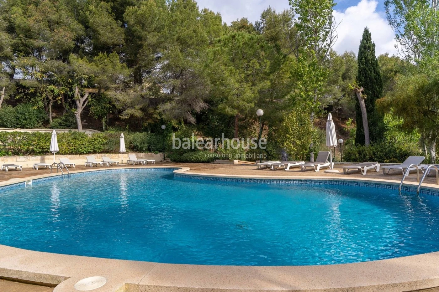 Schönes Apartment mit Pool und Garten in Palma in Strandnähe.