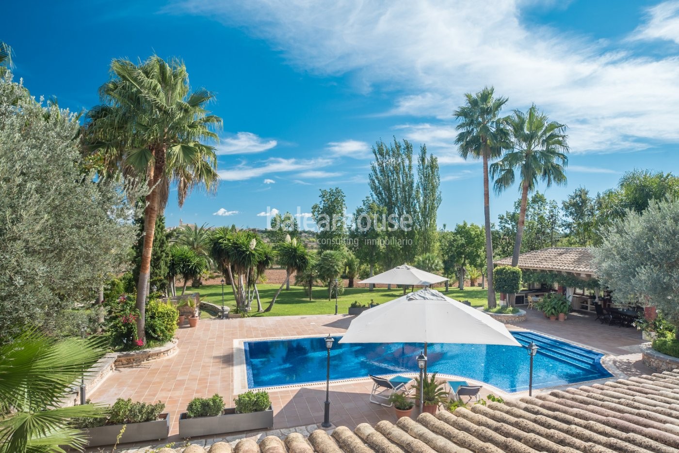 Gran casa mallorquina con impresionante jardín y vistas hacia  todo el rústico y bello paisaje.