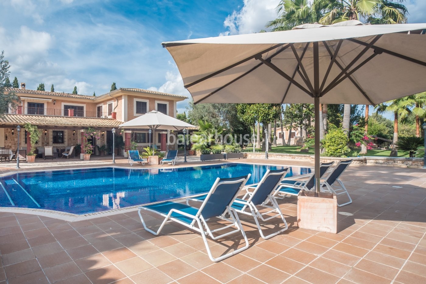 Gran casa mallorquina con impresionante jardín y vistas hacia  todo el rústico y bello paisaje.