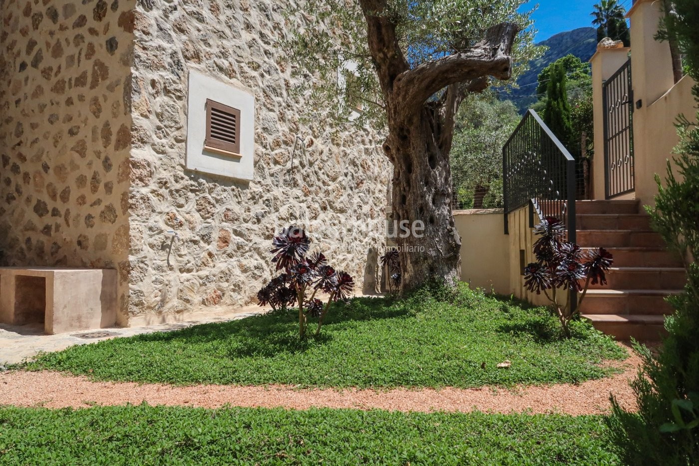 Rustic delicacy and the taste of authenticity in these new houses in the beautiful village of Deiá.