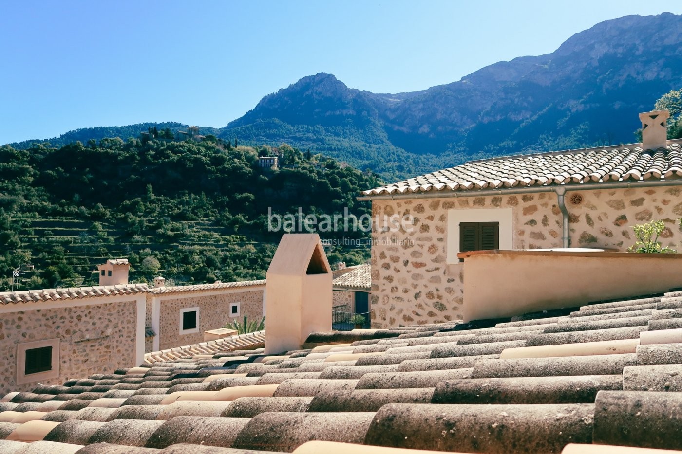 Rustic delicacy and the taste of authenticity in these new houses in the beautiful village of Deiá.