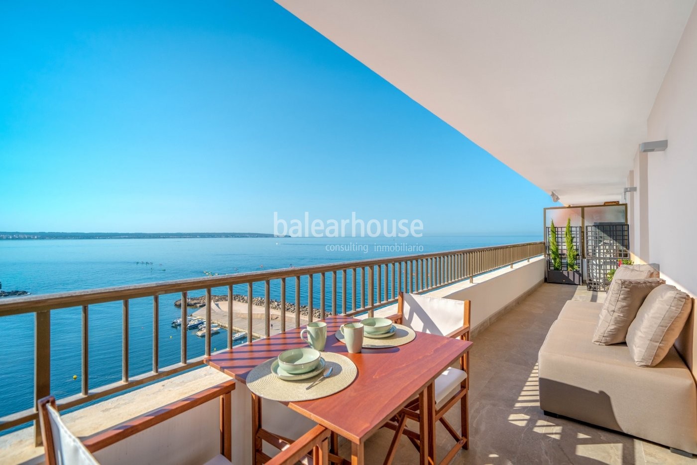 Stunning sea views in this frontline penthouse with modern interiors in Palma.