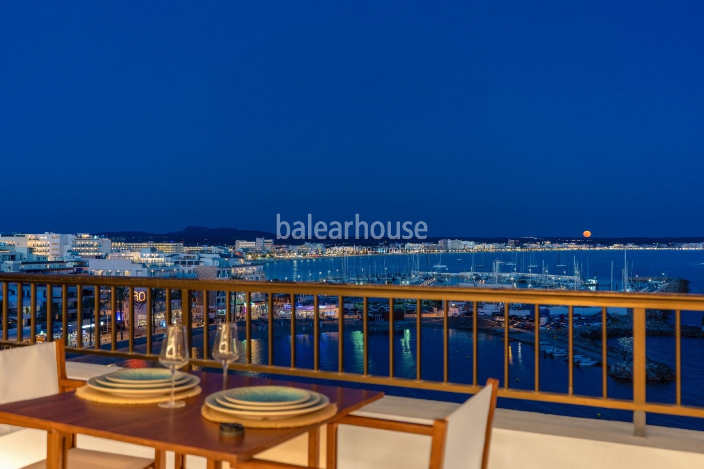 Stunning sea views in this frontline penthouse with modern interiors in Palma.