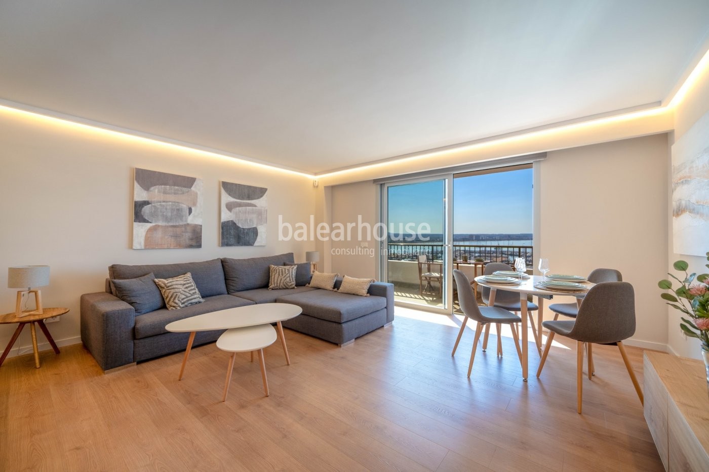 Atemberaubender Meerblick in diesem Penthouse in erster Reihe mit moderner Einrichtung in Palma.