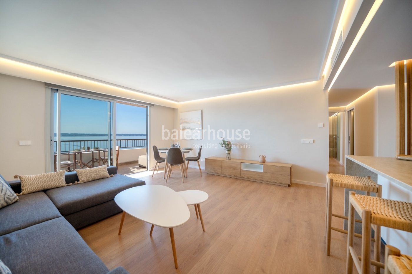 Stunning sea views in this frontline penthouse with modern interiors in Palma.