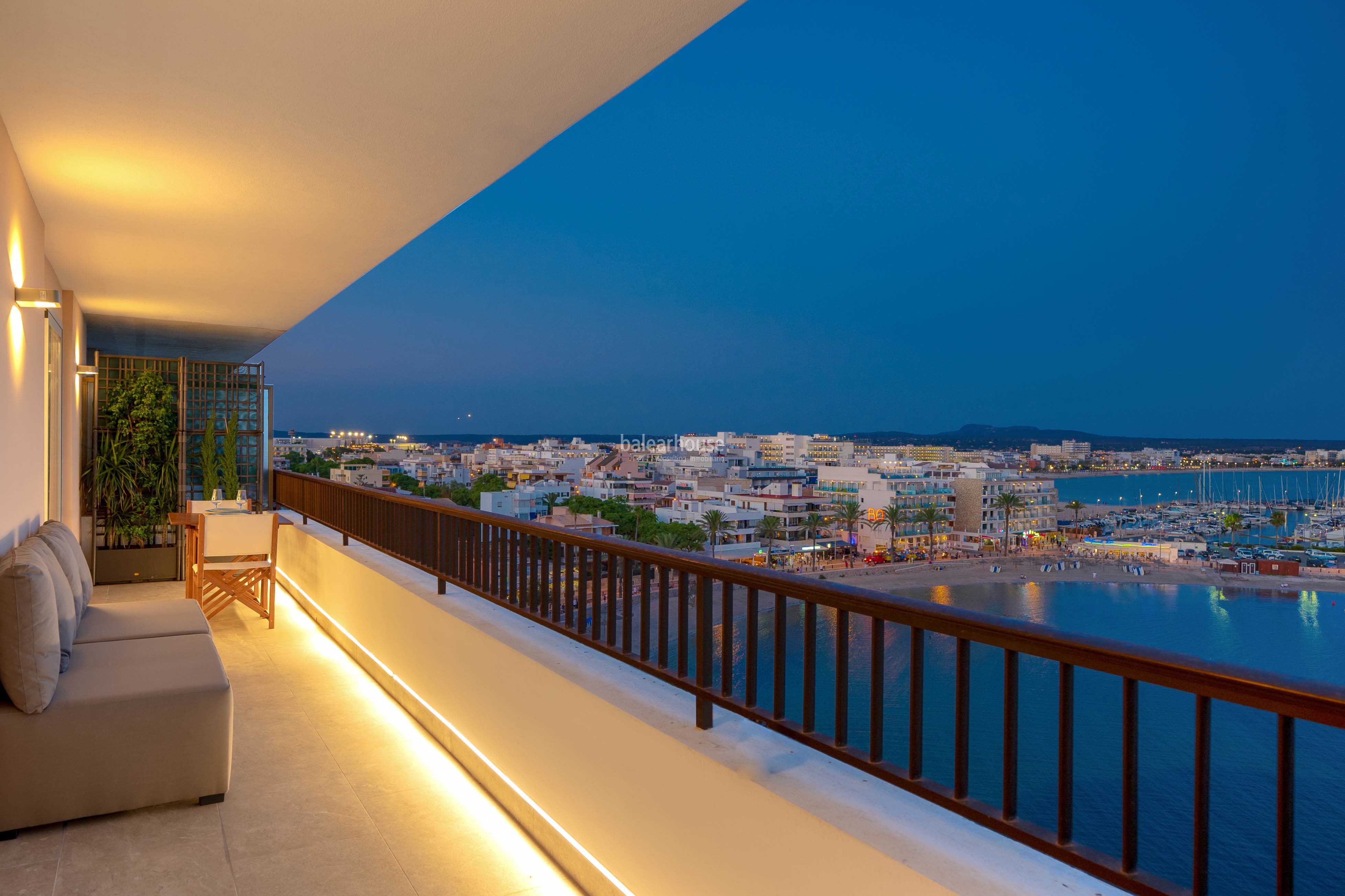 Impresionantes vistas al mar en este ático de primera línea con modernos interiores en Palma.