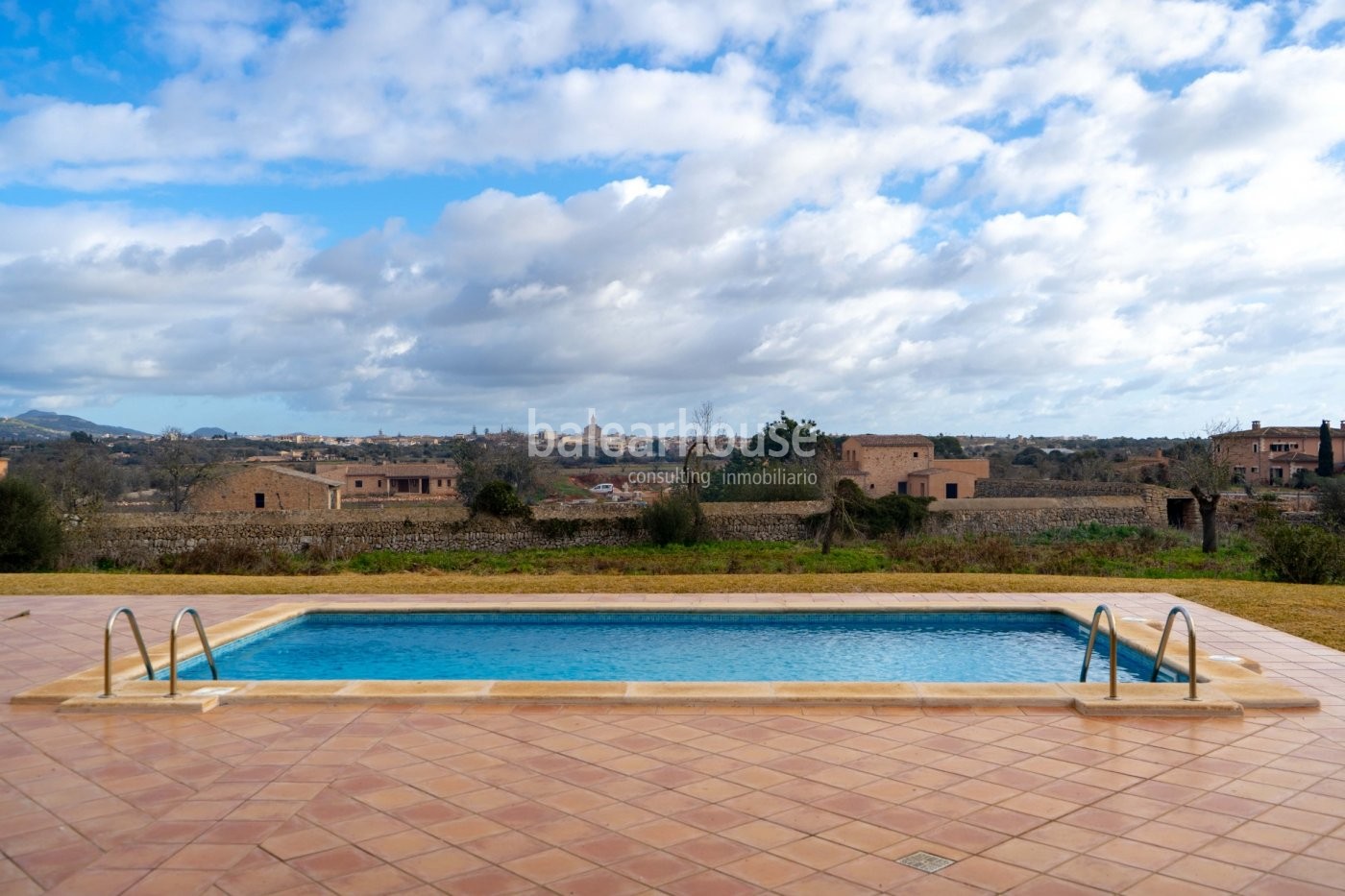 Extensive country estate in Santanyí, pure rural essence very close to spectacular beaches.