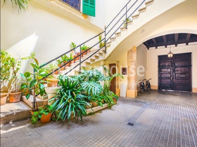 Excelente palacio señorial en el casco histórico de Palma lleno de posibilidades para reformar.