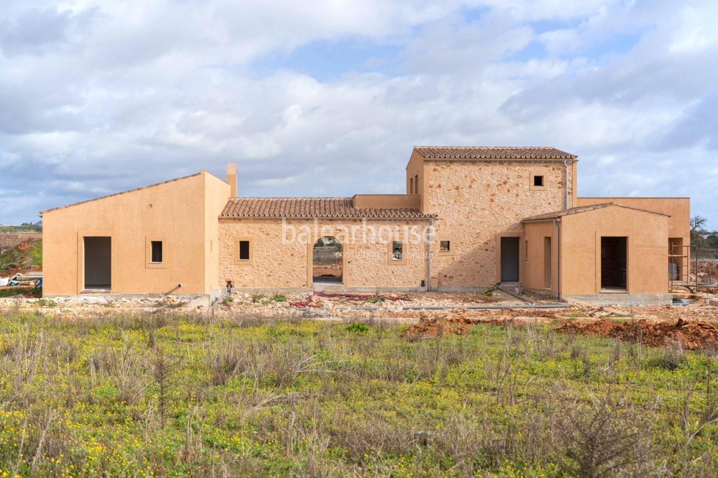 Gran finca de obra nueva llena de luz y confort cerca de playas en el natural entorno de Santanyí