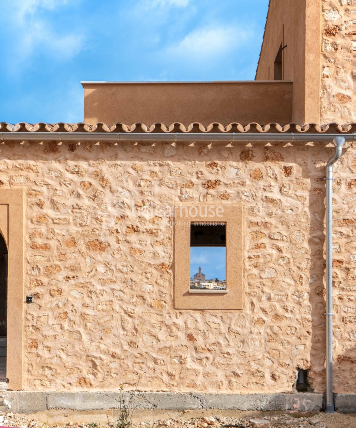 Gran finca de obra nueva llena de luz y confort cerca de playas en el natural entorno de Santanyí